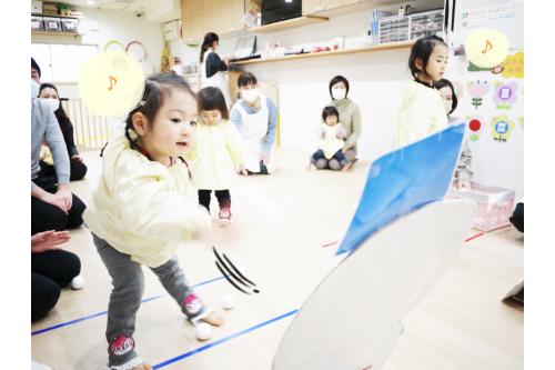 雪だるまが倒れると<br>「やったー♪」と嬉しそうな子どもたち<span style='color:#ff7f00;'>(*^_^*)</span><br><br>その後は<br>いつも保育園でしている<span style='color:#ff007f;'>『ふれあい遊び』</span>を<br>お母さんやお父さんとしました<span style='color:#2828ff;'>♪</span>