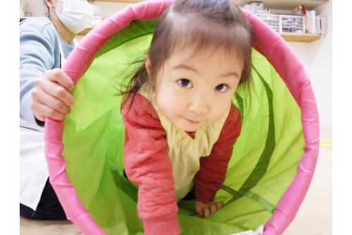 「<span style='color:#ff962d;'><span style='font-size:1.2em;'><b>グー パー グー グー</b></span></span>」と、<br>両脚跳びも上手にできるようになりました<span style='color:#ff3d3d;'>♪</span>