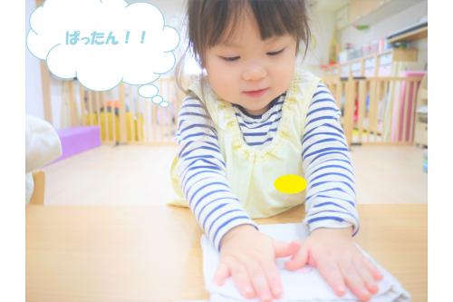 お気に入りのタオルを使ってたたむ練習をしました!<br>いつもおしぼりで練習しているので<br><span style='color:#ff007f;'>”得意気にできるよ”</span>とみせてくれるりすチームさん!!<br>折り紙でも上手にぱったんと折り目をつけて折っていましたよ<span style='color:#ff7f00;'>(*^^*)</span>
