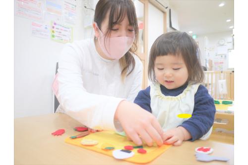 マジックテープの玩具では、<br>”<span style='color:#8914ff;'>びりびりぺったん!!</span>”<br>”<span style='color:#9123ff;'>美味しそう~!!</span>”と<br>好きな食べ物を選んで<br>はったり、剥がしたりと<br>お弁当作りを楽しんでいました<span style='color:#0affff;'>♪</span>