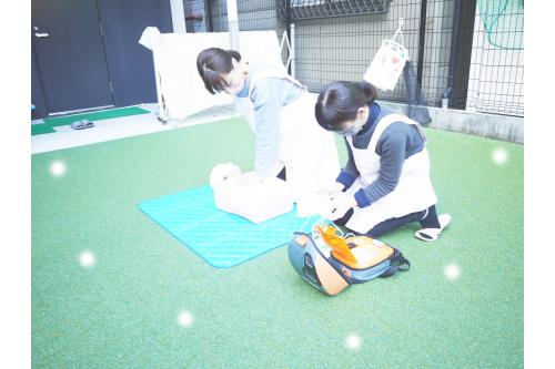 実際に子どもたちの名前を呼び、訓練を行ってみると<br>職員の緊張感が増し、<br><br><span style='color:#7f00ff;'>日々、子どもたちの命をお預かりしているという<br>私たちのつとめを再確認するとても大切な研修となりました。</span><br><br><span style='color:#7f00ff;'>大切な子どもたちの命を守るために<br>救命講習を重ね、いざというときに行えるようにしていきたいと思います。</span><br><br><br>それでは次回もお楽しみに<span style='color:#ff7f00;'>☆彡<</span>