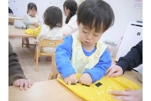ペタペタと鬼のパンツ模様になるようテープを貼ったのですが、みんな真剣な表情で<span style='color:#7f00ff;'>チャレンジ</span>!<br><br><br>両手を使って貼る<span style='color:#ff00ff;'>ひよこチーム</span>(0歳児)<br><br>どこに貼ろうかな?と考える<span style='color:#00ff00;'>りすチーム</span>(1歳児)<br><br>片手でシールを持って反対の手でパンツを抑えながら貼ることができた<span style='color:#ff7f00;'>うさぎチーム</span>(2歳児)<br><br><br>と同じ製作でも様々な様子が見れましたよ<span style='color:#00ffff;'>(^^♪</span>