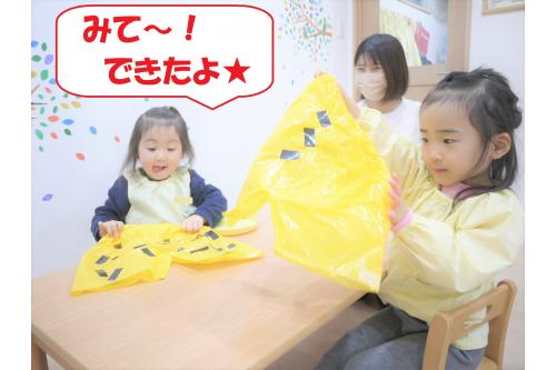 完成すると<span style='color:#7fff00;'>「できたよ!みて~!」</span><span style='color:#ff00ff;'>「じゃーん!」</span>とみんなに見せたり<span style='color:#ff7f00;'>「履いてみる?」</span>とウキウキした様子だった子どもたち♥<br><br><span style='color:#7f00ff;'>「ここに貼った!」</span>と教えてくれたり上手に並べて貼っている子もいましたよ♬<br>