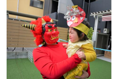 <span style='color:#ff7f00;'>「鬼だぞ~!」</span>と先生鬼が登場するとびっくりして固まる子、一目散に逃げ出す子と反応は様々。<br><br><br>びっくりして涙もありましたが、最後は先生たちと協力して鬼を<span style='color:#00ff00;'>やっつける</span>ことができました!<br><br><br>終わってからは<span style='color:#ff00ff;'>「鬼さん次は違う保育園に行ったのかな~?」</span>と想像を膨らましながらお話してくれた子ども達でした!<br><br><br>また、次回のブログもお楽しみに<span style='color:#ffff00;'>★</span>
