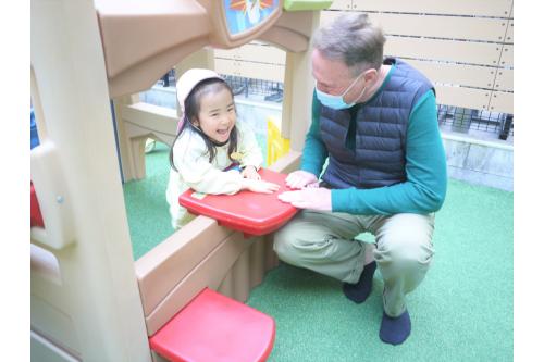 遊具の中に入って<span style='color:#ff007f;'>「Here you are」</span>とお店屋さんごっこをしたり、空を見上げて<span style='color:#840aff;'><span style='color:#ff840a;'>「Sunny!」</span></span>と天気を確認したり、大好きな講師たちと英語を使って会話や遊びを楽しんでいますよ<span style='color:#ff1919;'>♥</span><br><br>英語レッスンを通して、様々なことを吸収している子どもたちを見て、とても嬉しく思います<span style='color:#007fff;'>♬</span><br><br><span style='color:#ff0582;'>次回のブログもお楽しみに!</span>