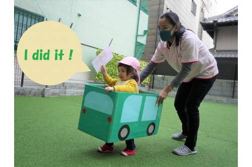 園庭でのレッスンの日は、<br><span style='color:#ff7f00;'>「Go outside?」</span>と英語で確認してくれる子もみられますよ(^^♪<br><br><br>英語レッスンの後は自由時間<span style='color:#007fff;'>★</span>