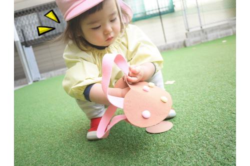 園庭に出るとたくさんのチョコレートが隠されてあり、<br>子どもたちは夢中でチョコレートを探しました<span style='color:#7f00ff;'>★</span>