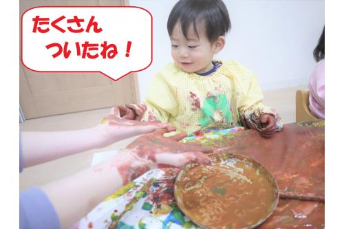 後半はどんどん大胆になり、手で紙にぬりぬり…<br><br><br>いろんな色が混ざり合い<span style='color:#00ff00;'>色が変化</span>していく様子を楽しんだりバンバンと紙を叩いて<span style='color:#7f00ff;'>絵の具が飛ぶの</span>を楽しんだりと徐々にダイナミックな遊びを楽しむ子どもたちでした<span style='color:#ff007f;'>！</span><br><br>次回のブログもお楽しみに<span style='color:#ffff00;'>★</span>