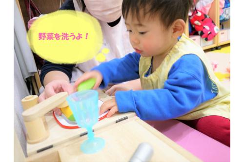 ごっこ遊びが上手になってきたひよこチーム<span style='color:#ffff00;'>★</span><br><br>先生と一緒に野菜を洗ったり、鍋の中に入れてみたり・・・<br>お母さんが料理をしている姿を子どもたちはちゃんと見ているのですね<span style='color:#ff3d9e;'>♥</span>