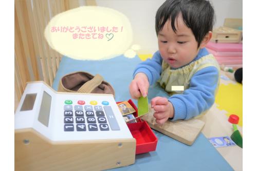 レジではボタンや引き出しの中に興味津々<span style='color:#ff00ff;'>！</span><br>お金を持って、<span style='color:#ff7f00;'>「どうぞ」</span><span style='color:#198cff;'>「ありがとう」</span>のやりとりも楽しみました<span style='color:#ff0000;'>♪</span><br><br>どんどんごっこ遊びが楽しくなってくる時期です<span style='color:#ff7f00;'>！</span><br>パン屋さんやジュース屋さんなども楽しいですよ<span style='color:#007fff;'>(*^^*)</span><br>是非、お家でもやってみてくださいね<span style='color:#ff9123;'>☆彡</span><br><br>次回のブログもお楽しみに～<span style='color:#ff05ff;'>！</span>