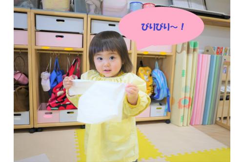 今回は、<span style='color:#ff8c19;'>りすチーム</span>の<span style='color:#1489ff;'>雪遊び</span>の様子をご紹介します(*^-^*)<br><br>”白い紙が何に変身するの？”と不思議そうに保育者の様子を見ている子どもたち。<br>びりびりして雪を降らせると、<br>”わあ！やりたい”とワクワク笑顔になりました！！<br><br>白い花紙をもらうと、<span style='color:#00ff00;'>小さく小さくちぎって</span>雪作りスタート！！！！<br>