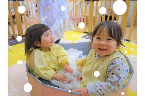 最後は、<span style='color:#00ffff;'><b>雪</b></span>の上にお友達と一緒にすわって雪のお風呂で遊んでいましたよ！！<br><br>たくさんの雪を触って”<span style='color:#ff1e8e;'>ふわふわだね！！</span>”と<br>雪の感触を楽しんでいた子どもたちでした♪<br><br><span style='color:#7f00ff;'>次回のブログもお楽しみに☆彡</span>