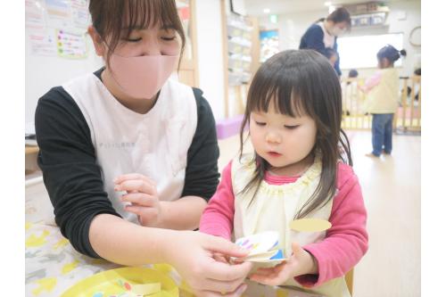 一色のペンで慎重に色を塗る子、<br>たくさんの色のペンを使って豪快に<br>色を塗る子など、一人一人塗り方は様々です(*^-^*)<br>