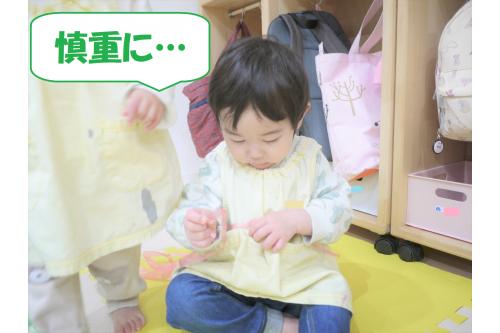 まずは切込みを入れたすずらんテープを<span style='color:#ff00ff;'>割いてみよう!</span><br><br>つるっと滑ってしまわないように<span style='color:#007fff;'>真剣な表情</span>で割いていましたよ。<br><br><br>保育者と一緒に半分づつ持って割くと<span style='color:#00ff00;'>できた!</span>と嬉しそうに見せてくれていました♪<br>