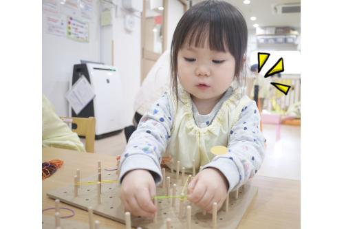 <span style='color:#ff1489;'>「ここに輪ゴムを引っかけたらどんな形になるのかな？」</span>と想像しながら、輪ゴムを引っかける子どもたち(#^^#)<br>