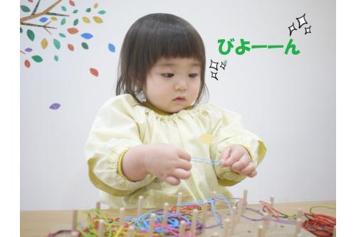 三角形や四角形を作ったり、<br>作った形を組み合わせてお家を作るお友達もいましたよ<span style='color:#9123ff;'>♪</span>