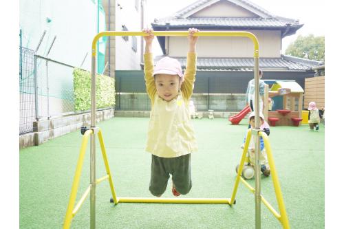 その後、椅子を付けて<span style='color:#1eff1e;'><span style='font-size:1.2em;'><b>ブランコ</b></span></span>にすると、<br>「<span style='color:#ff2391;'><span style='font-size:1.2em;'><b>つぎ〇〇ちゃん！</b></span></span>」と言って<br>目をキラキラさせ、順番を守りながら<br>楽しんでいましたよ<span style='color:#ff2d2d;'>♪</span>