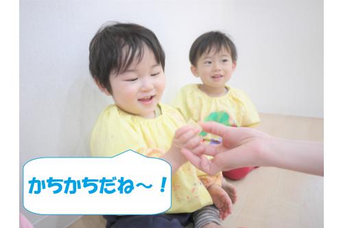 まずは固い高野豆腐で遊びました。<br><br><br>ざらざらとした感触が気持ちよくて<span style='color:#ff7f00;'>ぎゅぎゅぎゅっ</span>と押したりさすってみたり…<br><br><br><span style='color:#7fff00;'>どんな匂いかな~?</span>と匂いをかぐ姿も見られましたよ。<br>