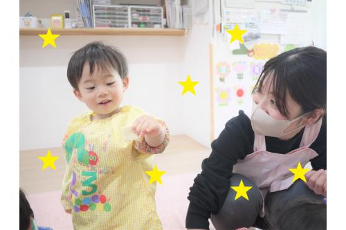 お水に漬けて柔らかくすると感触も変わって驚きの子どもたち!<br><br><br>ふわふわして柔らかくなったところに指を入れて<span style='color:#ff00ff;'>「できた!」</span><span style='color:#7fff00;'>「はんぶんこ♥」</span>と新しい感触に夢中でしたよ♪<br>