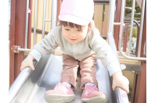 りすチームが、いま一番大好きな遊具は、<span style='color:#ff0000;'>すべり台</span>です!!!<br><br>今年度のはじめは、保育者と滑っていましたが、<br>今では、<span style='color:#ff2dff;'>”行くよ♥”</span>と<br>一人で滑ることができるようになりました!!<br><br><br>今年度も残りわずかですが、<br>大好きな公園あそびを<br>最後までみんなで楽しみたいと思います<span style='color:#ff23ff;'>(*^^*)</span><br><span style='color:#33ff33;'>次回のブログもお楽しみに★</span>