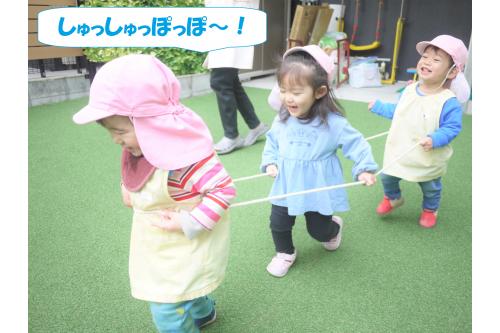 次は大きな輪を作ってみんなで<span style='color:#ff7f00;'>電車ごっこ</span>。<br><br><br>はじめは保育士と一緒に電車に乗って<span style='color:;'>出発~!</span>と走っていたのですが、ルールがわかると自分達だけで挑戦<span style='color:#ffff00;'>★</span><br><br><span style='color:#ff007f;'>「ばいば~い!」</span>と手を振って<br>あっちへ行ったり、こっちへ行ったりとお出かけを楽しんでいましたよ<span style='color:#ff7f00;'>♪</span><br><br>先頭も自分たちで交代したりと、<br><span style='color:#00ff00;'>友だちと一緒</span>に遊ぶことが段々楽しくなってきている子どもたちです。<br><br><br>また、次回のブログもお楽しみに<span style='color:#ffff00;'>★</span>