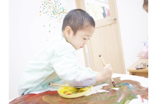 「<span style='color:#00ffff;'><span style='font-size:1.2em;'><b>もったい（ない）ばぁさんのおうち！</b></span></span>」と<br>塗りつぶすように模造紙いっぱいに<br>ダイナミックに描いていました<span style='color:#ff1e1e;'>！</span>