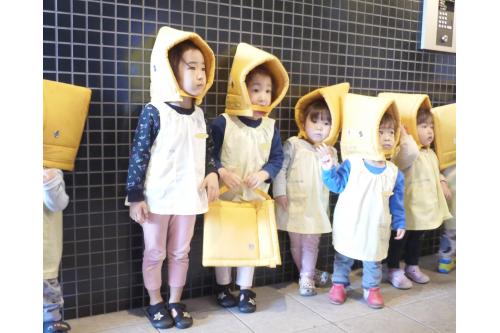 揺れが収まると、サイレンがなり<span style='color:#ff0000;'>「火事です」</span>の声で<br>子どもたちは自分の手で鼻と口を抑えながら<br>外まで避難しましたよ。<br><br><br><span style='color:#ff7f00;'>毎月の訓練で覚えたことが、きちんと身についています!(^^)!</span><br><br><br>保育者からの<span style='color:#007fff;'>『お・か・し・も』のお話し</span>を守って<br>慌てることなく避難することができました(#^^#)<br><br><br>今後も避難訓練を通して<br><span style='color:#00ff7f;'>災害の意識</span>を高めていきたいと思います！！<br><br><br>次回のブログもお楽しみに<span style='color:#91ff23;'>★</span>