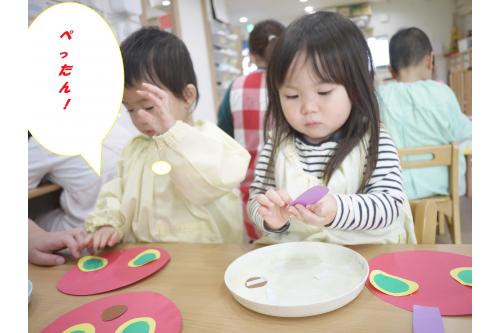絵本を見た後は<span style='color:#7fff00;'>はらぺこあおむしのお面づくり</span>に挑戦!!!<br><span style='color:#1414ff;'>”目はどこについてるかな~?”</span> <span style='color:#ff8c19;'>”鼻は、どこだったかな??”</span>と考えながら貼っていましたよ!!<br>
