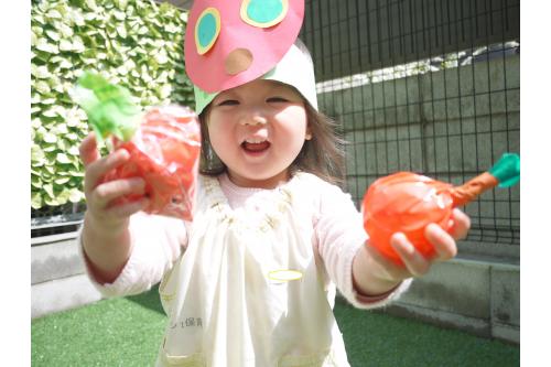 次は作ったお面を被ってはらぺこあおむしのご飯探しをしました。<br><br><br>はらぺこあおむし何食べてたかな~?と聞くと、<br><span style='color:#ff1414;'>”りんご!オレンジ!”</span>と元気よくこたえてくれます<span style='color:#840aff;'>(*^▽^*)</span><br>見つけたりんごやいちごをいっぱい抱えている子や<br>見つけるたびに<span style='color:#ff38ff;'>”どーぞ”</span>と持ってきてくれる子など様々でした<span style='color:#9e3dff;'>♪</span>