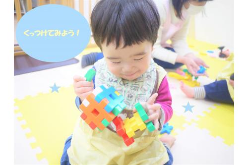 指先がますます器用になってきたので、<br>ブロックを繋げていくのがとても楽しい様子<span style='color:#ff47a3;'>♥</span>