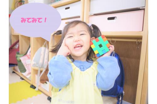 保育者と一緒につくったブロックを<br><span style='color:#ff7f00;'>「すごいね!」</span>と褒められると<br>ニコニコ笑顔<span style='color:#9eff3d;'>(*^^*)</span><span style='color:#ff56ff;'>♥</span><br>是非、ご家庭でも一緒につくって遊んでみてください<span style='color:#ffff00;'>!</span><br><br><br>そして、今年度最後のブログとなりました<span style='color:#ff5656;'>!</span><br>この一年で大きく成長した<span style='color:#ff7f00;'>ひよこチーム(0歳児)</span><span style='color:#ff0000;'>♥</span><br><br>ハイハイからつたい歩きやひとり立ちができるようになり、<br>今では走ったり、言葉も少しずつ話せるようになってきました<span style='color:#3d9eff;'>(*^^*)</span><br><br>進級し、これからもっと大きくなる子どもたちの姿が楽しみです<span style='color:#ff3d9e;'>!</span><br><br>保護者の皆様、たくさんのご理解とご協力ありがとうございました。<br><br><br>また新年度からのブログもお楽しみに<span style='color:#7fff00;'>♪</span>