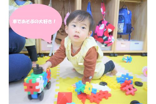 保育者がタイヤをつけて、車や電車に変身させると<br>みんな大喜び<span style='color:#00ffff;'>!</span><span style='color:#ffff00;'>★</span><br><br><span style='color:#a347ff;'>「プップ~」</span>と動かしたり、車に動物を乗せておでかけに<span style='color:#ff7f00;'>♪</span>