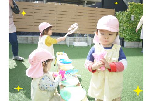 <span style='color:#8e1eff;'>お友達や保育者とのお話を楽しんでいたり</span><span style='color:#ff2828;'>苦手なご飯もを食べようと頑張っていたり</span>と<br>１年でとても成長したりすチーム!(^^)!<br><br>次は、うさぎチームのお兄さん・お姉さんになります！！<br>これからもたくさん遊んで、たくさん食べて大きくなってね！<br><br><span style='color:#2724e5;'>次回のブログもお楽しみに★</span>