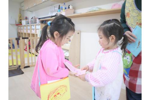 もらったお友達や保育者も「<span style='color:#1eff8e;'><span style='font-size:1.2em;'><b>ありがとう</b></span></span>」と<br>嬉しそうにしていました<span style='color:#ff8e1e;'>♪</span>