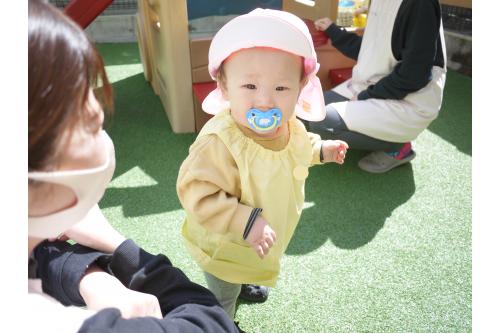 <span style='color:#8914ff;'>保育園ってどんな場所なのかな?</span><br><span style='color:#0a84ff;'>どんなおもちゃがあるのかな?</span><br>というように、保育園の中を<span style='color:#ff0f87;'><b>探索</b></span>したり、<br>園庭で春の心地よい風に当たりながら、<span style='color:#ff8914;'><b>日向ぼっこ</b></span>を楽しんで過ごしています(*^-^*)<br>