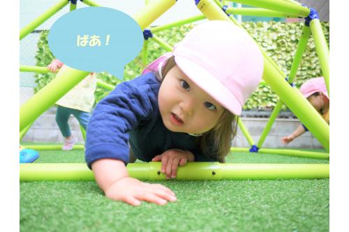 暖かい日差しの中で元気いっぱい遊ぶ子どもたち<span style='color:#389bff;'>(*^^*)</span><br><br><span style='color:#ff3d3d;'>新しいお友だち</span>も加わって、少し緊張した姿も見られましたが<br>すぐに仲良しになりましたよ<span style='color:#a3ff47;'>♥</span>