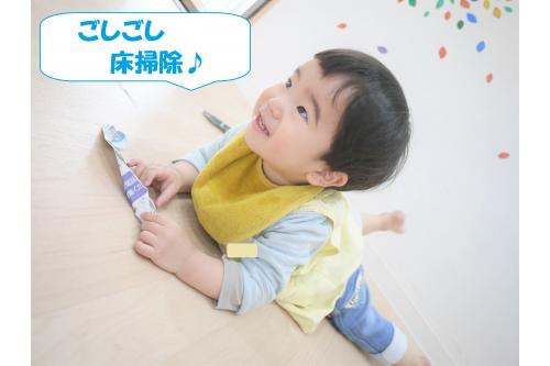 まずは大きな新聞を一人一枚ずつ手渡すと、<br><span style='color:#00ff00;'>びりびり</span>と豪快に破ったり<br>新聞を<span style='color:#007fff;'>お布団にしてごろりん</span>と寝転んだり…と様々な反応。<br><br><br>床に寝そべって新聞をタオルに見立てて拭いている姿は<br>きっとお家でのお母さんお父さんの<br><span style='color:#ff7f00;'>まねっこだろうなぁ～</span>とほっこりしました！<br>