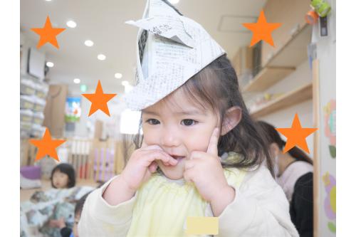 <span style='color:#ff00ff;'>スカートやブレスレット</span>を保育者に作ってもらうと腕に巻いたり、腰に巻いたりと楽しんでいた子どもたち。<br><br><br>さらに兜を作ってもらい、頭に被ると<span style='color:#00ff00;'>大喜び</span>で<br><br><br>可愛いねやおしゃれだねという言葉ににっこり笑顔です。<br>