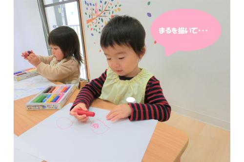 <span style='color:#ff33ff;'>”クレパスは1本ずつ使いましょう”</span>の<br>お約束をしっかり守って<br>まるを描いたり、たくさんの色を使ってお絵描き!<br><br><span style='color:#1e8eff;'>「見て!りんご描いた!」</span>や<br><span style='color:#ff9328;'>「おばけ描いて~」</span>などのリクエストもしてくれ、<br>お話ししながらお絵描きを楽しみました<span style='color:#ff2828;'>♥</span><br><br><span style='color:#9eff3d;'>「どんな味がするのかな?」</span><span style='color:#ff9e3d;'>「大きいかな?」</span>など問いかけてみると<br>子どもたちの中での<br><span style='color:#ff4747;'><span style='font-size:1.2em;'>イメージ</span></span>も膨らんで、さらに楽しめますよ<span style='color:#2893ff;'>♪</span>