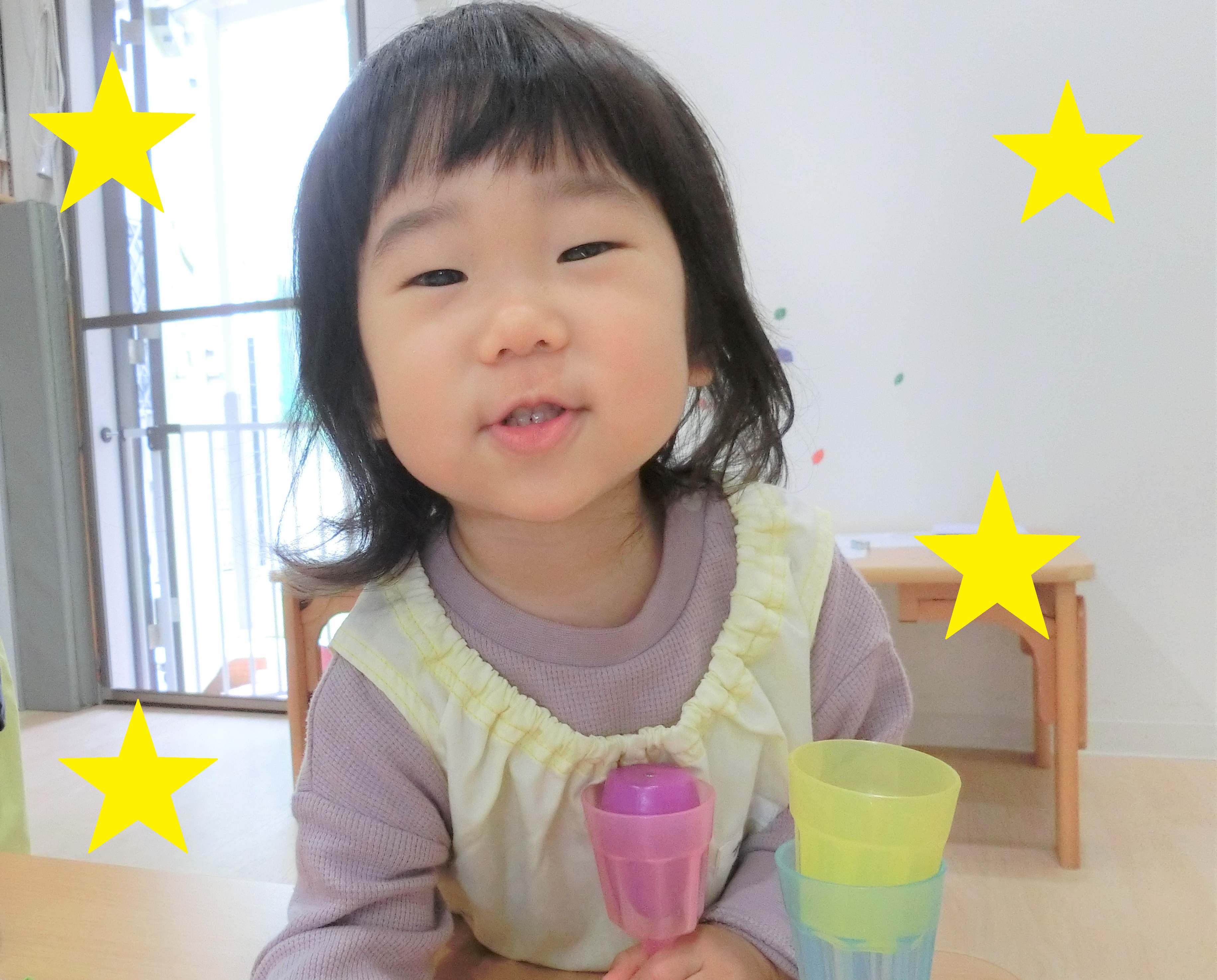 コップに果物や野菜を入れて<br><span style='color:#ff7f00;'>「かんぱーい!」</span>と言ってコップ同士でカチッと鳴らすこともりすチームではブームです♪<br><br><br><span style='color:#ff0000;'>「リンゴジュース!」</span><span style='color:#ff007f;'>「桃ジュースあげるよ」</span>など優しい姿もたくさん見られました!<br>