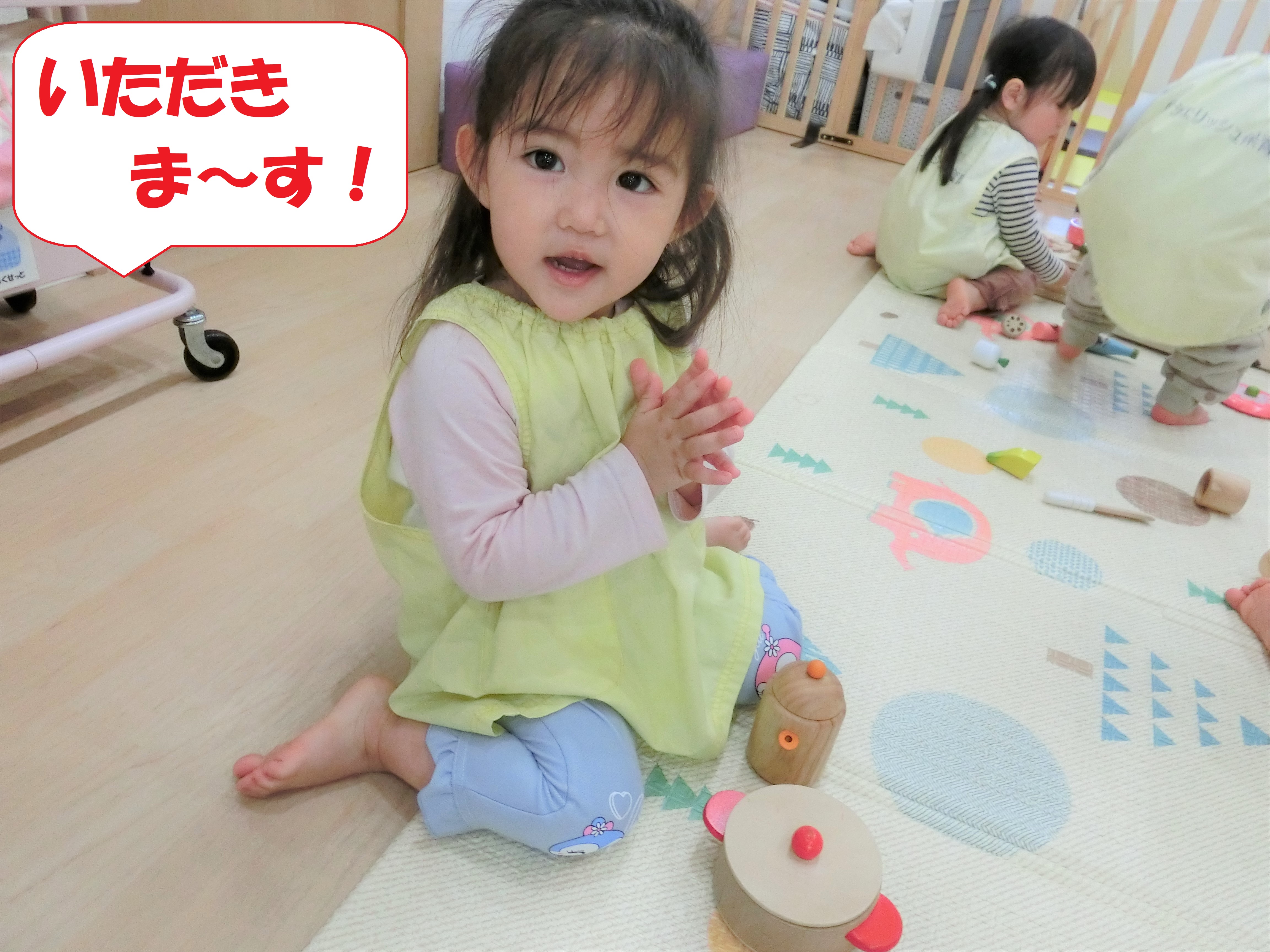 お鍋やコップを並べて<br><span style='color:#007fff;'>「いただきます!」</span>のご挨拶をしていたり、<br><br><br><span style='color:#00ff00;'>「もぐもぐ、おいしい~!」</span>とご飯の時間に見立てた遊びも楽しくて仕方ない様子です♪<br><br><br>お話もどんどん上手になってきているので、<br>これから<span style='color:#ff7f00;'>子どもたち同士の会話</span>がもっと増えていったらいいなと思っています!<br><br><br>次回のブログもお楽しみに<span style='color:#ffff05;'>★</span>