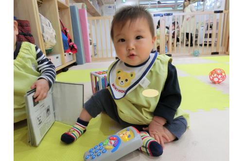 入園してからしばらく経ち、<br>だんだんと保育園に慣れてきた<span style='color:#14ff14;'>ひよこチームさん</span>(0歳児)。<br><br>涙することも減り、<br>可愛い表情を見せてくれることが増えてきました<span style='color:#ff2828;'>♥</span>