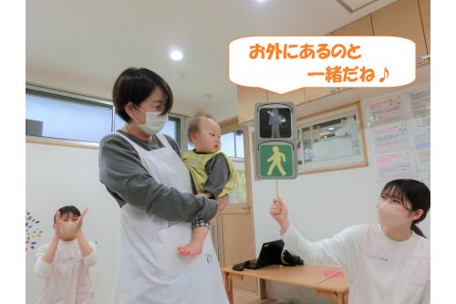 まずは信号のお話をしました。<br><br><br>信号が青のときは<span style='color:#ff00ff;'>左右を確認して渡りましょう</span>というお話をすると、<span style='color:#ff0000;'>「赤はストップ！」</span>と教えてくれていましたよ<span style='color:#00ffff;'>♪</span><br><br>日ごろからお家の方と一緒に道を歩いたり<br>公園に出かけている時にしていることを<span style='color:#ff7f00;'>しっかりと覚えているんでしょうね</span>！<br>