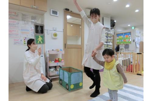 次は、横断歩道の渡り方のお話しをしました。<br><br><br><span style='color:#00ff00;'>〇青信号の時に渡りましょう<br>〇横断歩道の上を歩きましょう<br>〇手を上げて渡りましょう</span><br>のお約束を伝えて早速チャレンジ！<br><br><br>保育者と一緒に<span style='color:#ff00ff;'>手を繋いで</span>渡ることができました♪<br>