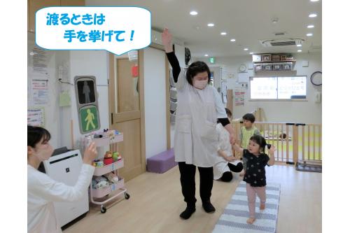 お話の後も<span style='color:#007fff;'>「信号は青の時に渡るよ！」</span>や<span style='color:#ff7f00;'>「シマシマの上を通るんだよ！」</span>などお話しをしてくれていた子どもたち！<br><br><br>これからも公園などに遊びに行く際は<span style='color:#ff007f;'>交通ルールをしっかり守って安全に過ごせるよう</span>にしていきたいと思います。<br><br>また、次回のブログもお楽しみに<span style='color:#ffff00;'>★</span>