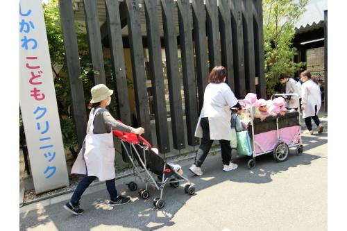 行き道では、<span style='color:#ff1eff;'>お花</span>や<span style='color:#91ff23;'>ちょうちょ</span>を見つけたり、<br>自動販売機の前を通ると、<br><span style='color:#1e8eff;'>「りんごジュースがいい♥」</span><br>などと、お散歩を楽しみながら<br>病院まで行きました<span style='color:#ff2d2d;'>♪</span>