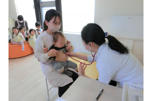 <span style='color:#1489ff;'>順番が来ると、少し緊張した表情でしたが、<br>先生のお話をしっかり聞き、<br>最後まで頑張ることができましたよ！</span><br><br>年に二回実施している内科検診。<br>また次も頑張ろうね(*^^*)<br><br><span style='color:#ff2391;'>次回のブログもお楽しみに★</span>