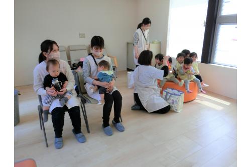病院では、自分の順番が来るまで<br>お椅子に座って、<br>お友達の様子を見守りながら<br>待つことができた子どもたち<span style='color:#ff198c;'>★</span>