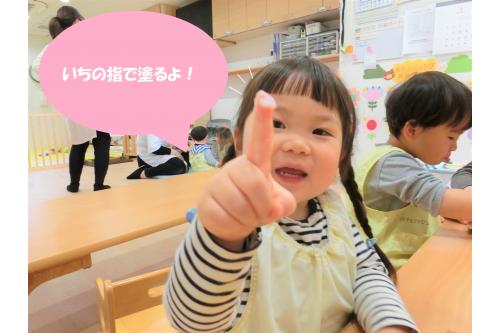 そして、完成したたけのこの皮を<br>でんぷんのりでつけていきます<span style='color:#ff2391;'>♪</span><br><br><span style='font-size:1.2em;'><span style='color:#ff33ff;'>いちの指</span></span>で上手にのりをつけられる<br>ようになりました<span style='color:#91ff23;'>★</span>