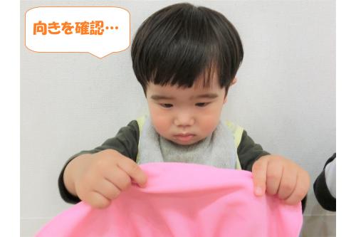 まずは<span style='color:#ff00ff;'>ピンク帽子</span>を被ること!<br><br><br>後ろの<span style='color:#00ff00;'>ひらひら部分を持って被ろうね</span>とお話すると<br><span style='color:#ff7f00;'>「こう?」</span>と毎回確認しながら被っていますよ。<br><br><br>今までも脱ぐことは上手にできていましたが<br>、手が後ろに回るようになってきたので被ることも<br><span style='color:#ff007f;'>簡単にできるように</span>なってきています♪<br>